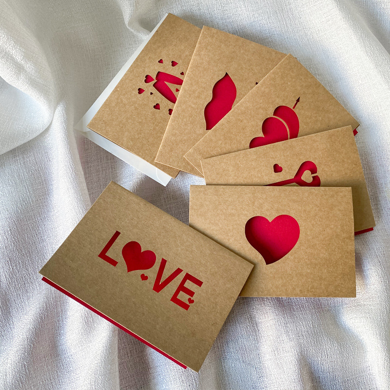 愛のギフトカード 赤いクラフト紙招待状 結婚式 ハッピーバレ - Wedding Envelopes のレビューと価格