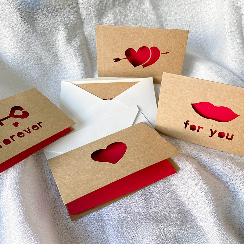 愛のギフトカード 赤いクラフト紙招待状 結婚式 ハッピーバレ - Wedding Envelopes のレビューと価格